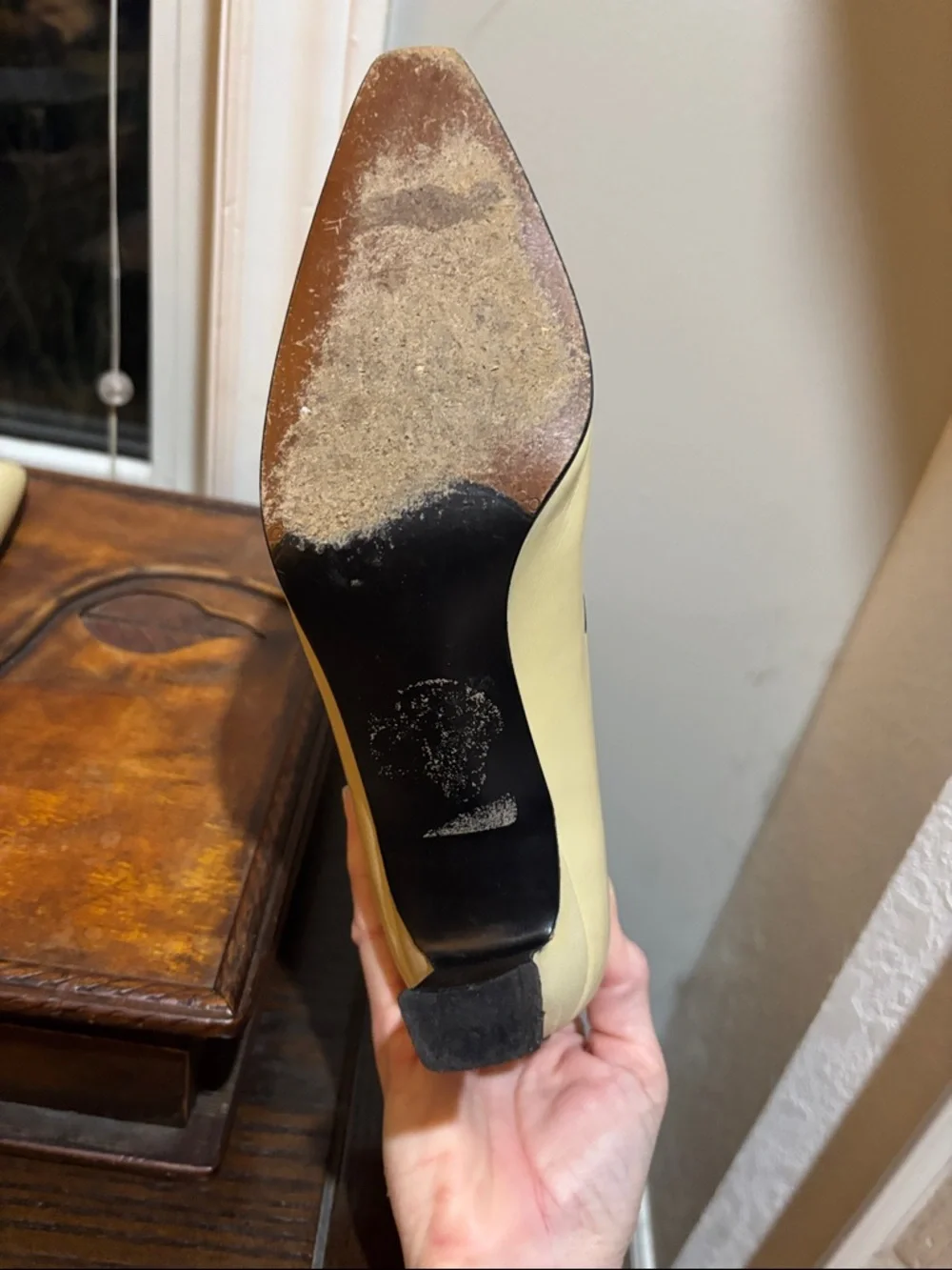 Stuart Weitzman Vintage Cream Pointed-Toe Kitten Heels with Black Trim and Bow - Picture 6 of 10